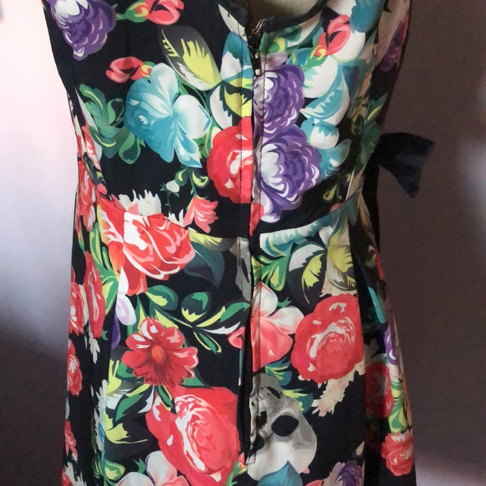 Cute floral & skulls dress. Low open back. - Picture 5 of 8